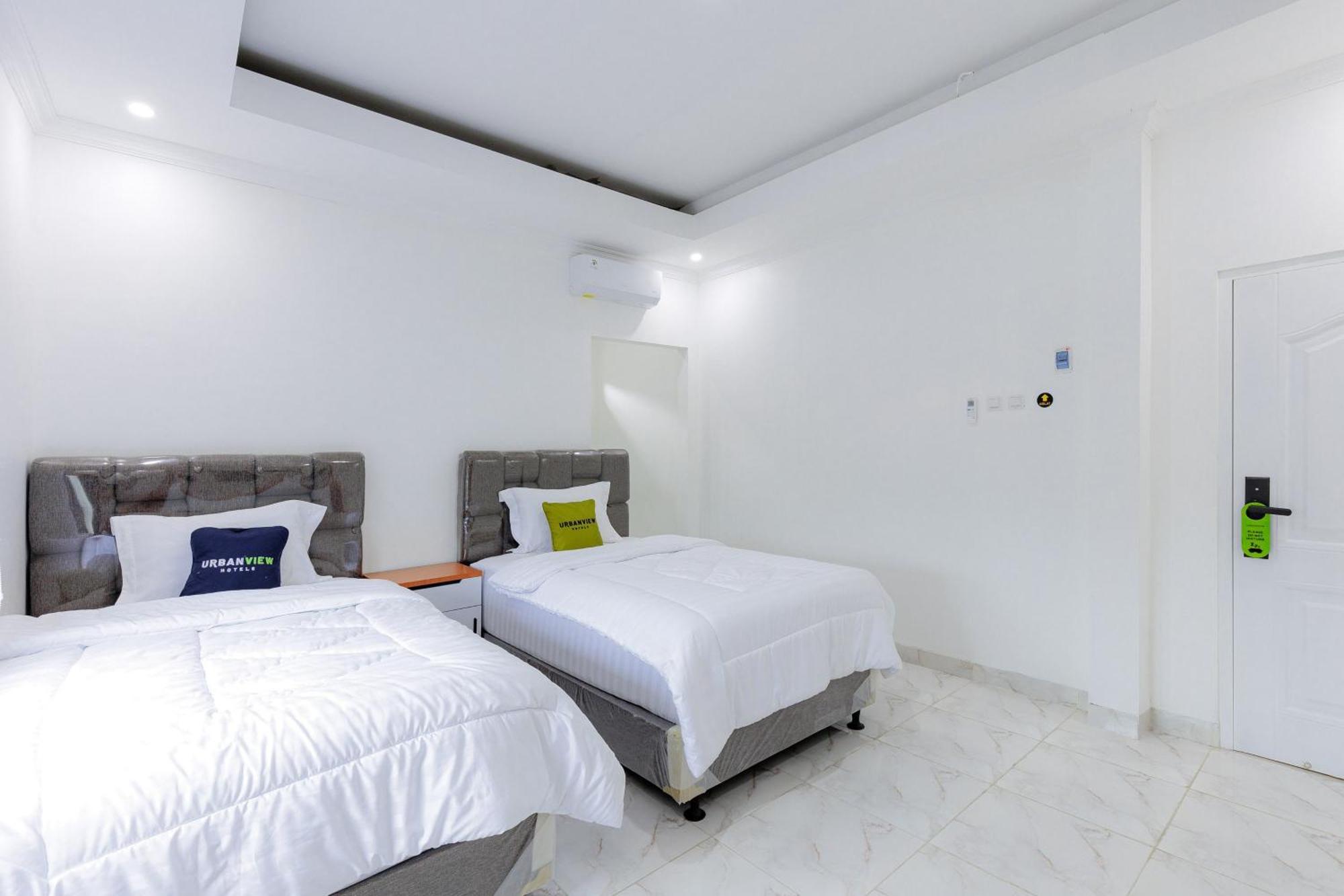 Urbanview Hotel Amira Syariah Bogor Pamoyanan Bagian luar foto