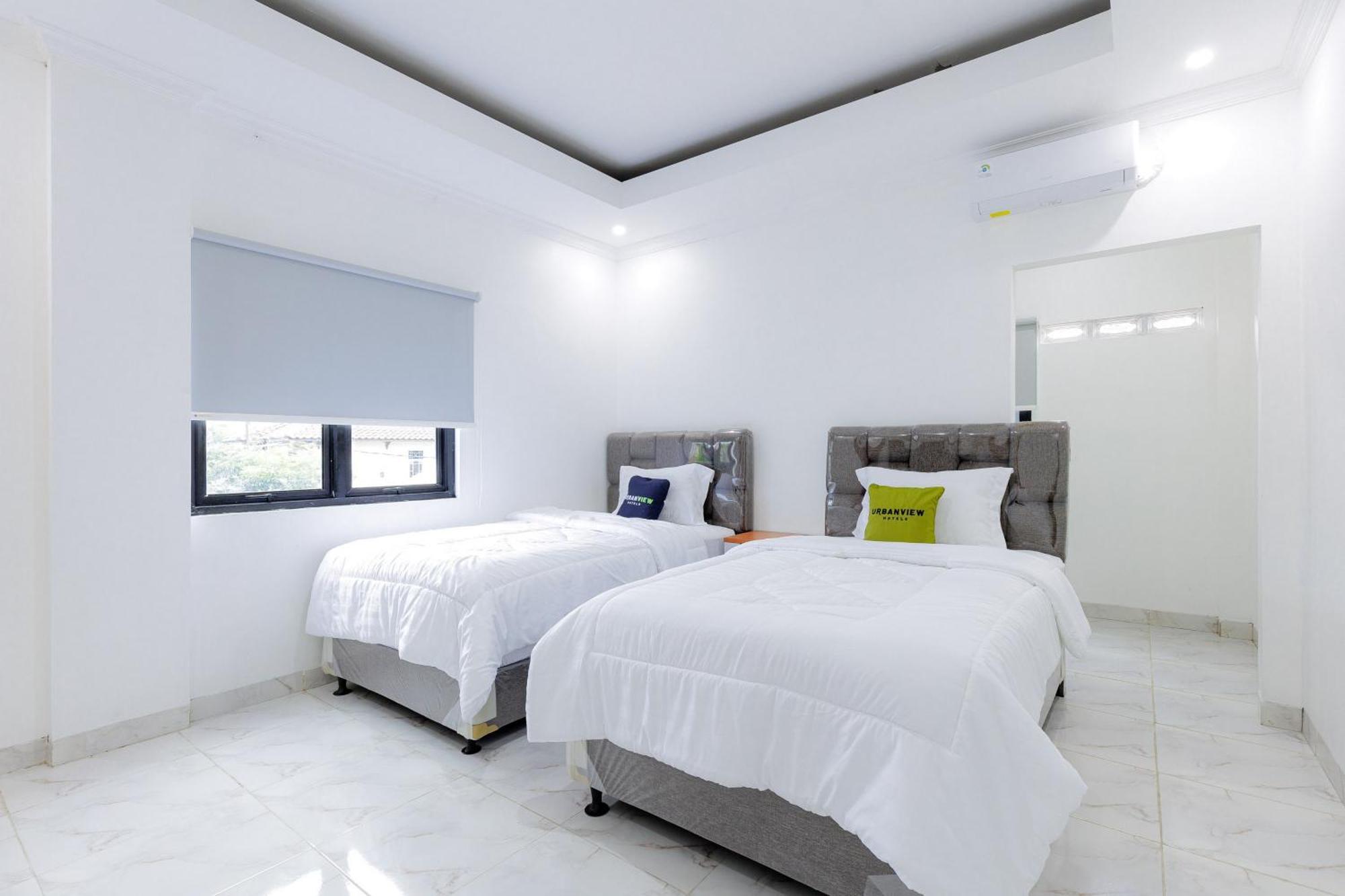 Urbanview Hotel Amira Syariah Bogor Pamoyanan Bagian luar foto