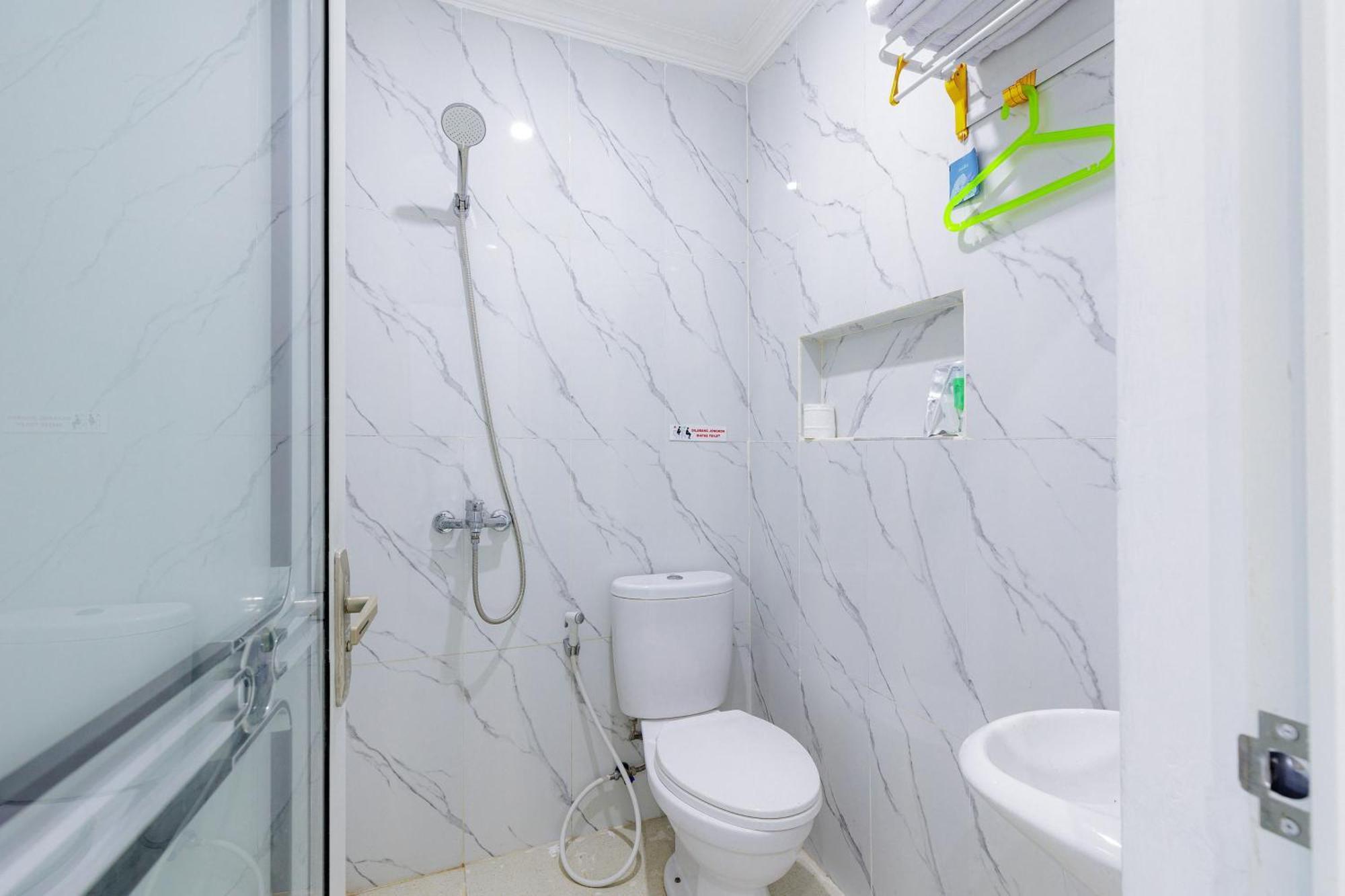 Urbanview Hotel Amira Syariah Bogor Pamoyanan Bagian luar foto