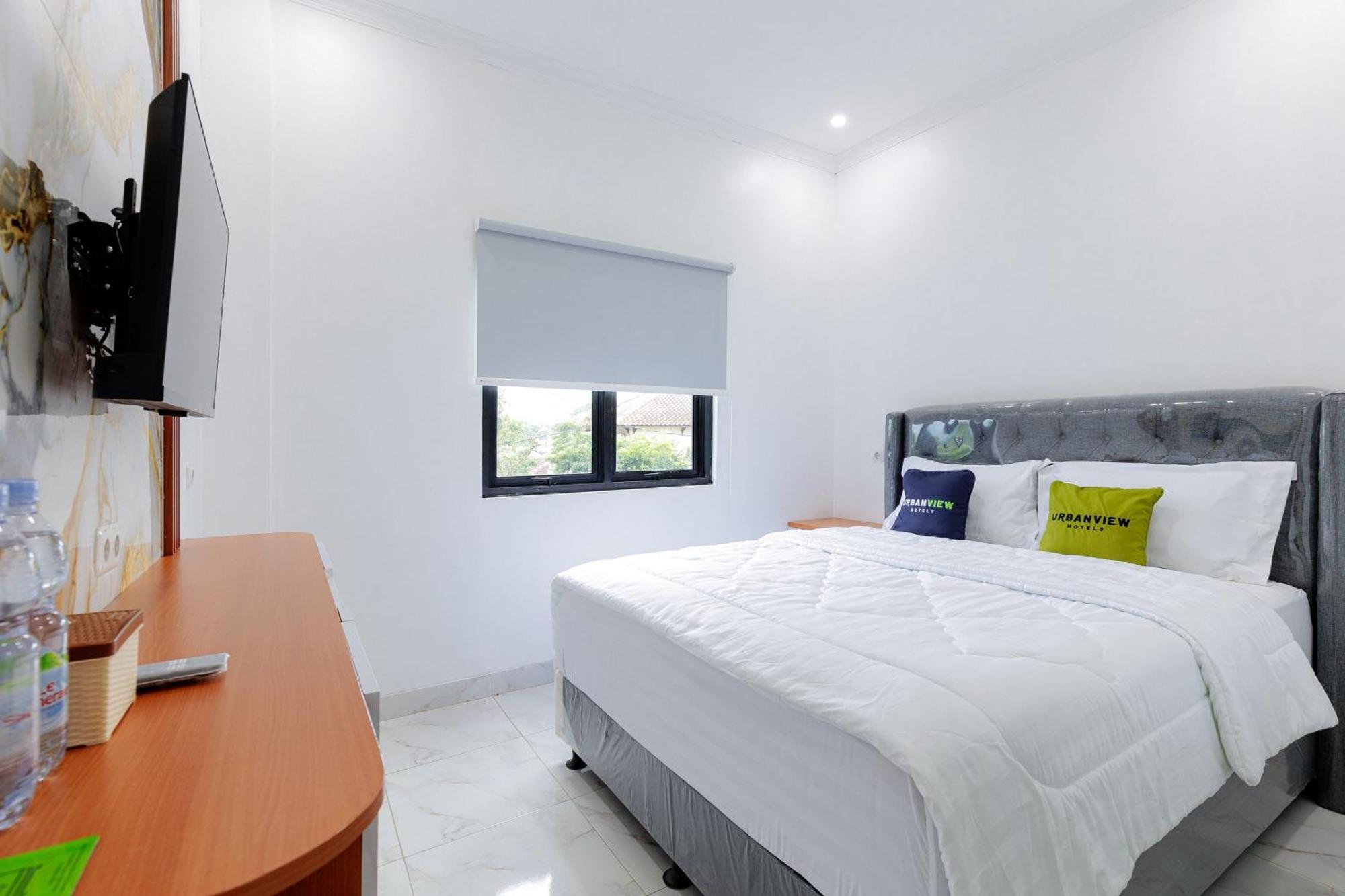 Urbanview Hotel Amira Syariah Bogor Pamoyanan Bagian luar foto