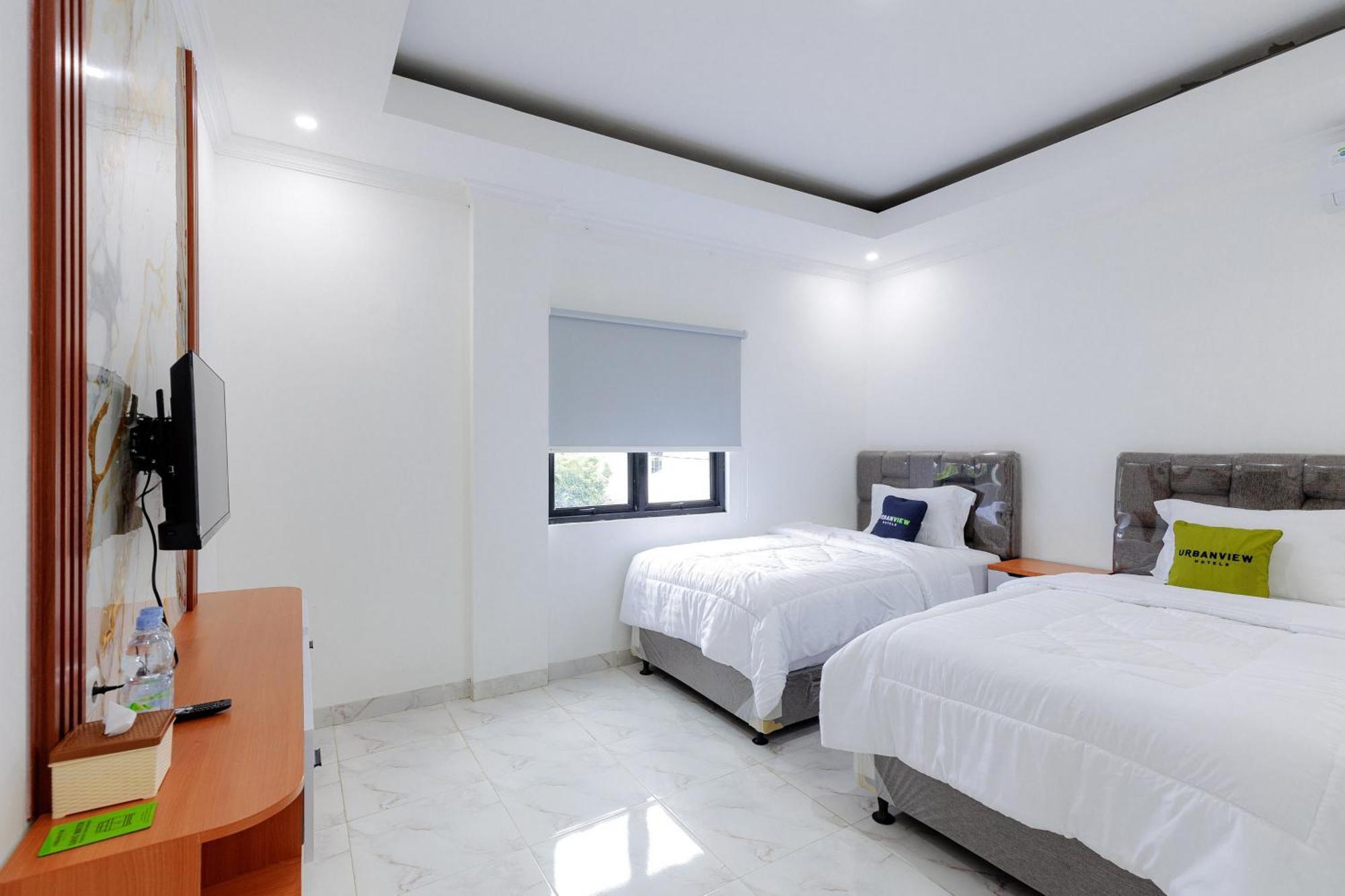 Urbanview Hotel Amira Syariah Bogor Pamoyanan Bagian luar foto