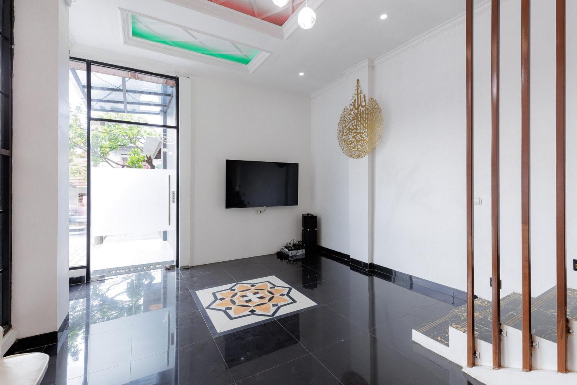 Urbanview Hotel Amira Syariah Bogor Pamoyanan Bagian luar foto
